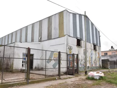 Después de 20 años de abandono, avanzan las obras para recuperar el gimnasio de la Escuela 17