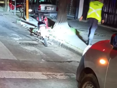 Accidente vial en Berisso: colisión entre moto y camioneta