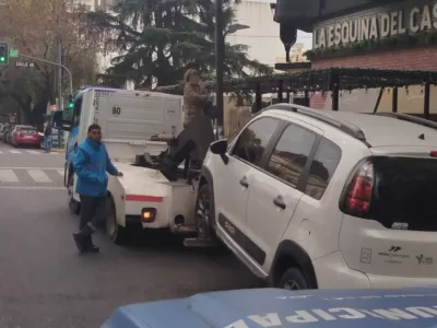 Caso insólito en el centro platense: quiso frenar a la grúa trepándose al camión y terminó detenida