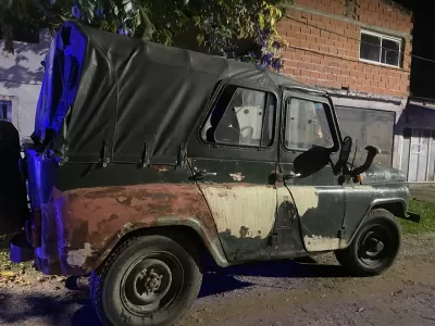 Preocupaci&oacute;n en Berisso por un veh&iacute;culo abandonado y vandalizado en el barrio El Carmen