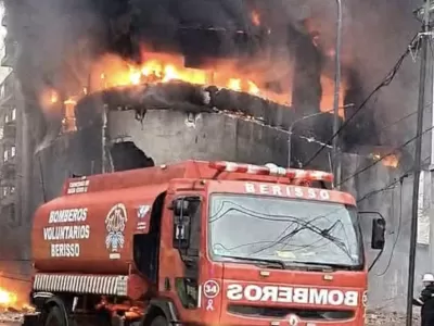 Bomberos de Berisso combaten el incendio en La Plata: tres móviles y 12 efectivos desplegados