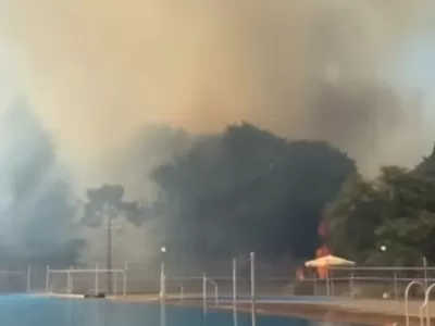 Evacuaron de una colonia de vacaciones a varios niños por los incendios forestales en La Plata