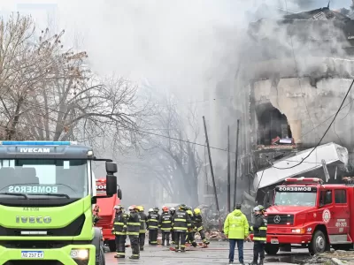 Evalúan demoler el edificio incendiado en La Plata por riesgo de derrumbe total
