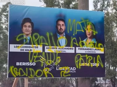 Vandalizaron carteles de La Libertad Avanza en Berisso y Milei reaccionó en redes