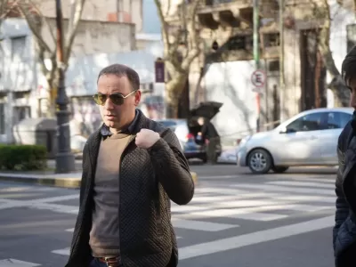 Un video muestra a Francisco Adorni incómodo ante una chicana vinculada al escándalo por Karina Milei