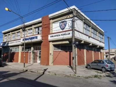 El Club Almafuerte se viste de celeste y blanco: canje de figuritas y pantalla gigante para alentar a la Selecci&oacute;n