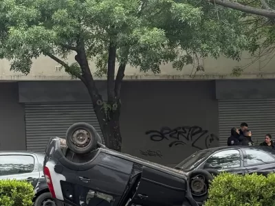 Volcó en pleno centro de La Plata tras quedarse dormido, pero salió ileso