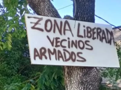 Hartos de la inseguridad vecinos pusieron un cartel con el mensaje: "Zona liberada. Vecinos armados"