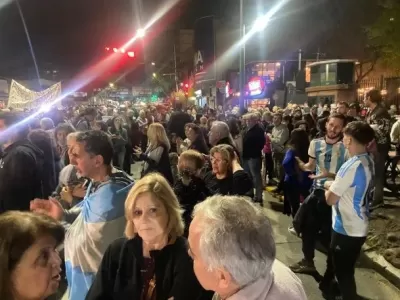 Manifestantes realizaron un cacerolazo en la Quinta de Olivos para repudiar el asado de Javier Milei