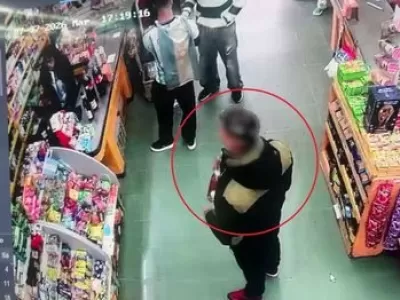 Simularon hacer la fila en la caja y escaparon con un cargamento de bebidas