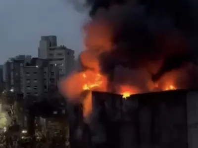 Impactante incendio en el centro de La Plata: evacuaron a vecinos por peligro de derrumbe