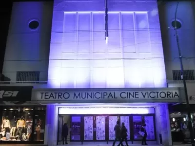 Susto en el Cine Victoria: se desprendió parte del techo en medio del temporal