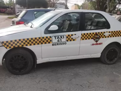 Una ciclista fue embestida por un taxi en Berisso y debió ser hospitalizada