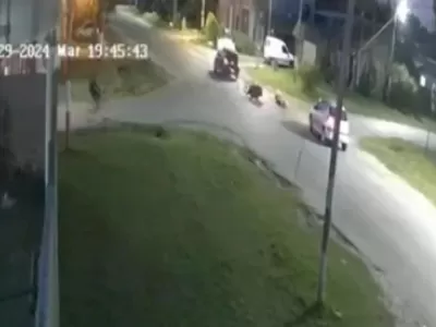 Atropelló a dos personas en moto y huyó: el hecho quedó filmado