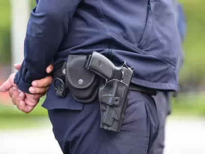 Robaron la casa de un policía en Berisso y se llevaron su arma reglamentaria y medio millón de pesos