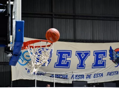 Este jueves: CEYE y Villa San Carlos disputar&aacute;n el cl&aacute;sico del b&aacute;squet de Berisso en la Bajadita