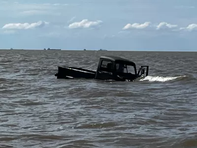 Operativo en la costa: una camioneta quedó encajada en el Río de la Plata y terminó sumergida