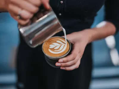 Talento puro: un joven de Berisso qued&oacute; entre los 10 mejores baristas de Starbucks en Italia
