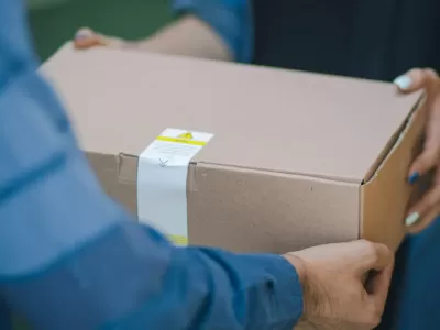 Compró una “caja misteriosa” por Internet y se llevó una gran desilusión en La Plata