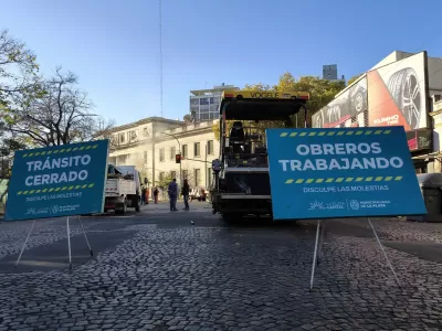 Caos de tránsito en el centro de La Plata por las obras en Plaza Rocha e Italia