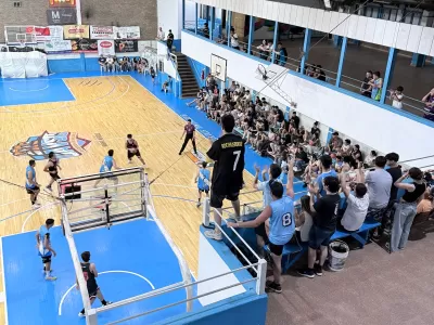 Berisso paraliza su noche con una nueva edici&oacute;n del cl&aacute;sico de b&aacute;squet local
