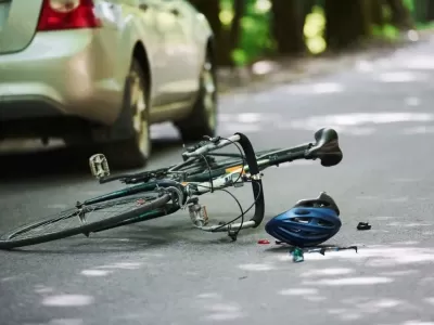 Los Hornos: un policía le dio una patada por la espalda a un ciclista