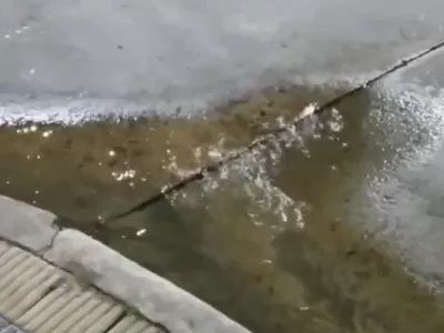 Berisso: Vecinos reclaman por filtración de agua en la esquina de 13 y 164