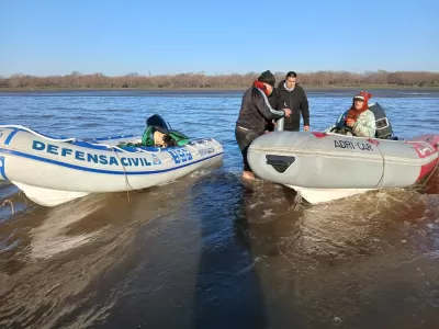 Niebla, frío y una noche interminable: rescataron a dos pescadores perdidos en el Río de la Plata