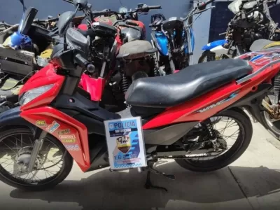 Detuvieron a un hombre en Berisso por circular en moto con documentación falsa