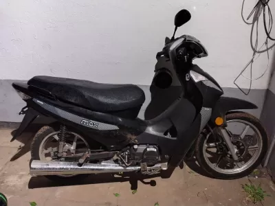 Berisso: motociclista se fugó, apuntó con un arma a la policía y abandonó la moto