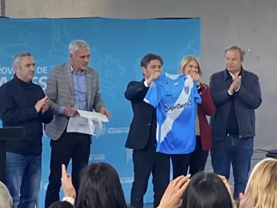 Axel Kicillof lució la camiseta de Villa San Carlos en su visita a Berisso