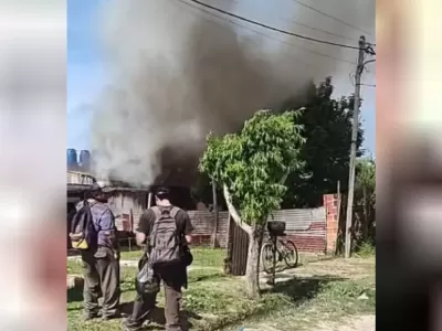 Grave incendio en una vivienda de Berisso: trabajaron durante más de una hora para controlar el fuego