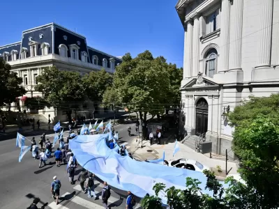 Trabajadores de FATE se movilizaron en La Plata tras el anuncio de cierre de la empresa