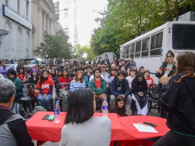 Clase p&uacute;blica en La Plata: estudiantes y docentes universitarios protestaron frente a un inmueble de Manuel Adorni