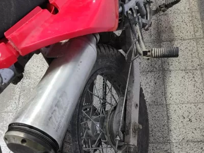 Secuestraron tres motos por escapes no homologados durante controles viales en Berisso