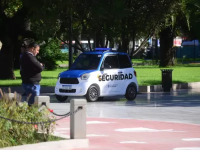 Ni el &ldquo;Tito&rdquo; pudo frenarlos: violenta pelea a plena luz del d&iacute;a en Plaza San Mart&iacute;n