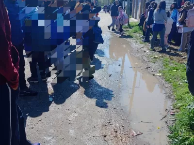 Reclamo por el estado de la salida de la Escuela N°5 en días de lluvia