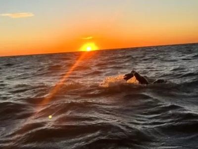 Quién es Ariel Iotov, el nadador que unió Colonia, Uruguay con Punta Lara, Ensenada