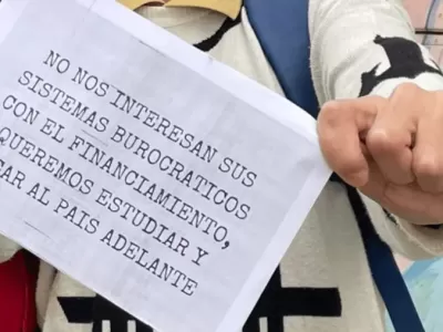Estudiantes del Albert Thomas y la Técnica N° 5 reclamaron en La Plata por falta de calefacción