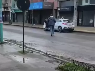 Videos clave: c&aacute;maras captaron el segundo a segundo del atentado al Concejo Deliberante de Berisso